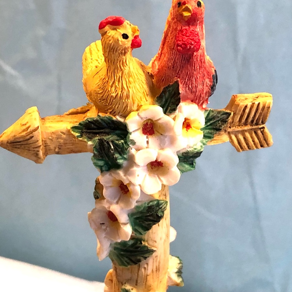 3312 Resin chickens on Directional Arrow Pole Hen Rooster Floral Embellished